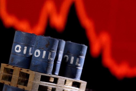 Dow Jones trượt trong sắc đỏ; Dầu hạ giá do lo ngại về thoả thuận trần nợ của Mỹ