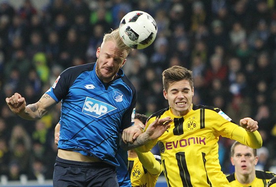 Dortmund (phải) sẽ quyết đấu với Hoffenheim để tranh vị trí thứ ba trên bảng xếp hạng.