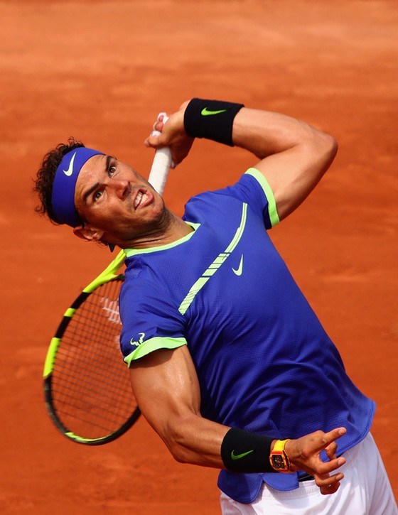 Rafael Nadal thể hiện uy lực trên sân đấu.