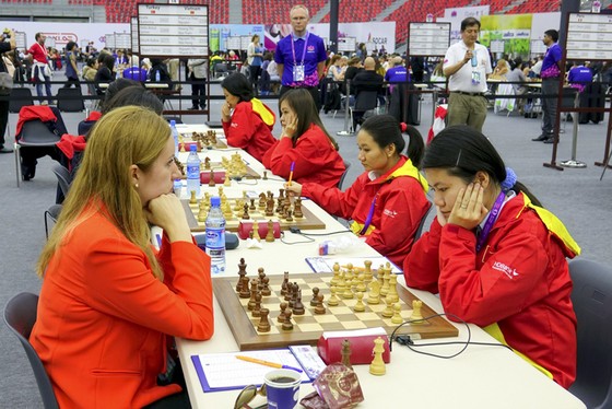 Đội tuyển cờ vua nữ Việt Nam (phải). Ảnh: H.TH