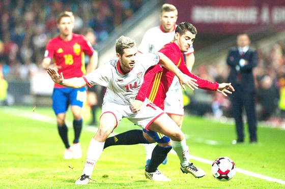Tây Ban Nha (phải) không khó vượt qua Macedonia.