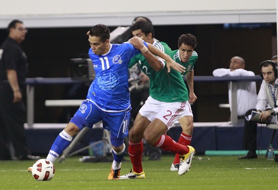 El Salvador (trái) khó tránh thất bại trước Mexico.