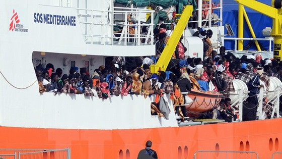 Tàu chở người di cư được cứu trên biển Địa Trung Hải cập cảng Catania thuộc đảo Sicily, Italy ngày 21-3-2017