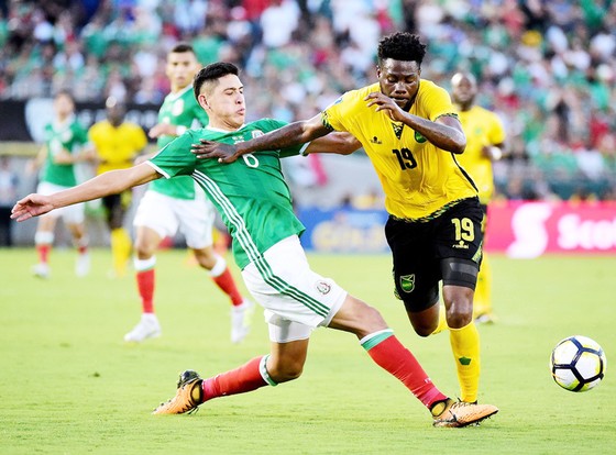 Mexico (trái) đã thất bại trước Jamaica.