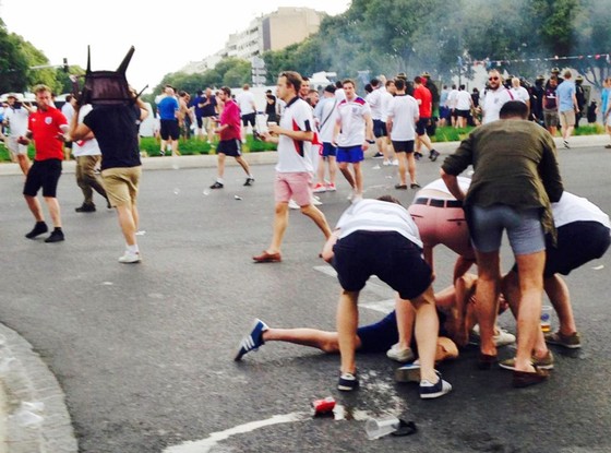 Cảnh sát Pháp bắt giữ một hooligan bên ngoài sân State de Velodrome ở Euro 2016. 