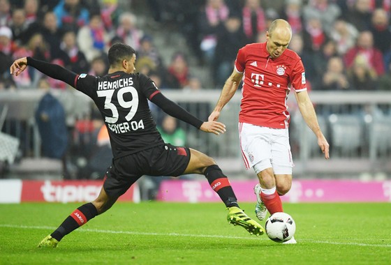 Bayern Munich (phải) có khả năng khởi đầu mùa bóng bằng một chiến thắng trước Leverkusen.  