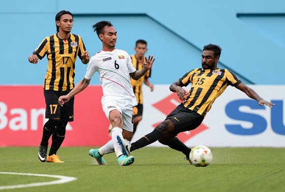 U22 Malaysia (áo sậm) giành vé vào bán kết khi thắng U22 Myanmar 3-1.