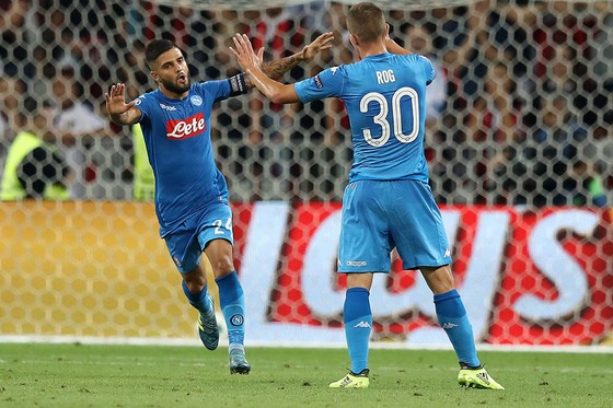 Các cầu thủ Napoli ăn mừng chiến thắng.