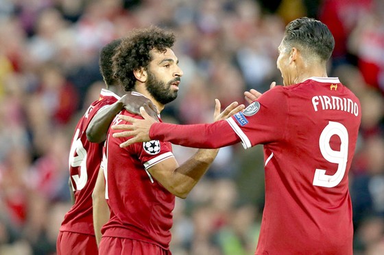Mohamed Salah (giữa) đang tăng thêm sức “sát thương” cho hàng công Liverpool.