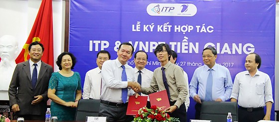 PGS-TS Nguyễn Anh Thi, Giám đốc ITP và ông Nguyễn Văn Thái, Giám đốc VNPT Tiền Giang trao đổi bản thỏa thuận