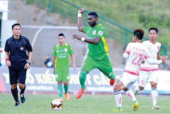 Cầu thủ người Cameroon, Nsi (áo xanh), chân sút chủ lực của CLB Cần Thơ    Ảnh: DŨNG PHƯƠNG 