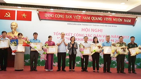 Bí thư Thành ủy TPHCM Nguyễn Thiện Nhân trao bằng khen cho các tập thể có thành tích xuất sắc trong công tác dân vận