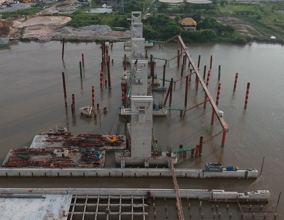 Công trình xây dựng cống ngăn triều chống ngập Mương Chuối   Ảnh: CAO THĂNG
