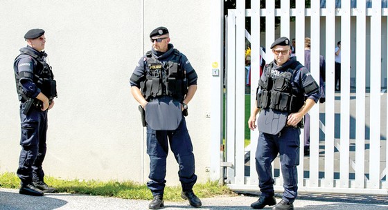 Cảnh sát Áo tuần tra ở thủ đô Vienna       Ảnh: EPA