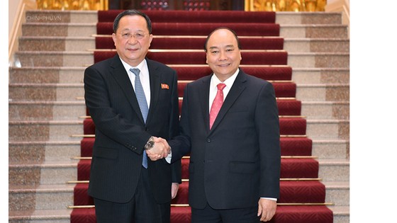 Thủ tướng Nguyễn Xuân Phúc và Bộ trưởng Ngoại giao Triều Tiên. - Ảnh: VGP