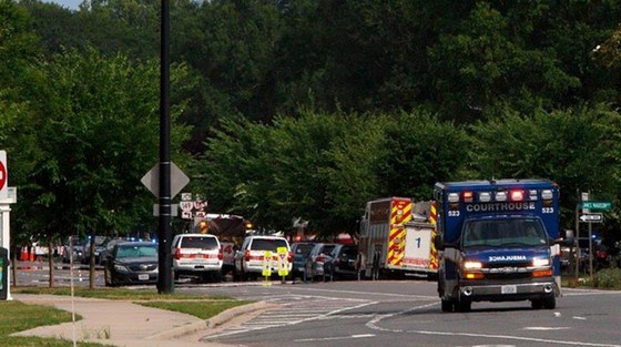 Xe cứu thương tới hiện trường vụ xả súng ở Virginia Beach, bang Virginia, Mỹ. Ảnh: AP. 