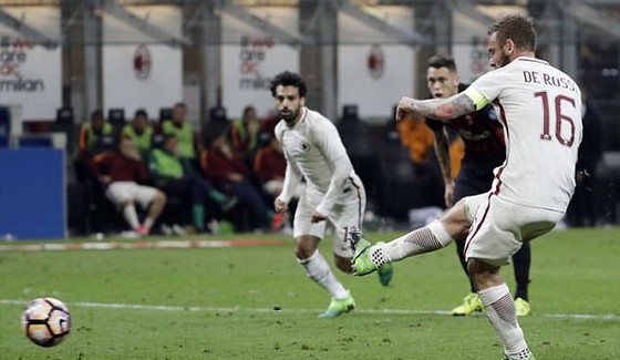 Daniele De Rossi sút thành công quả penalty, ấn định chiến thắng 4 - 1 cho AS Roma. Ảnh: AP