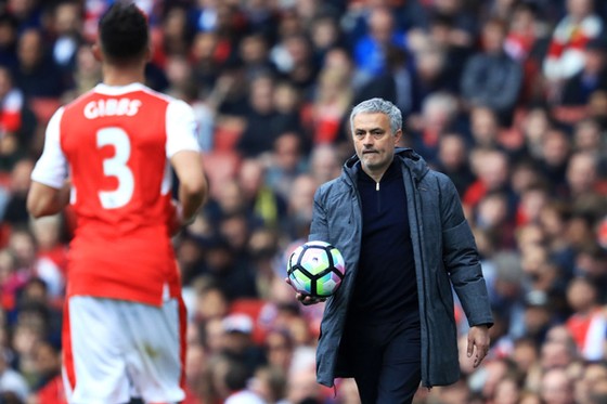 Jose Mourinho luôn tỏ ra bình thản khi chứng kiến diễn biến tại Arsenal.