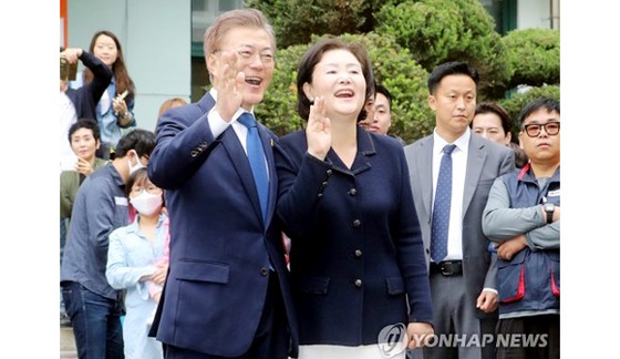 Ứng cử viên đảng Dân chủ Moon Jae-in cùng vợ, Kim Jung-sook, vẫy chào người ủng hộ sau khi bỏ phiếu tại Hongeun-dong, Tây Seoul, Hàn Quốc, ngày 9-5-2017. Ảnh: YONHAP