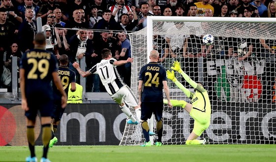 Mario Mandzukic (số 17) ghi bàn mở tỷ số 1 - 0 cho Juventus. Ảnh: Dailymail