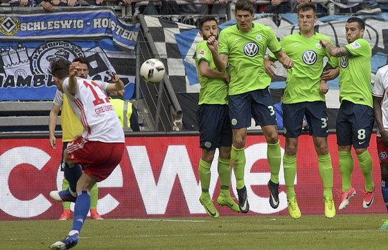 Michael Gregoritsch (Hamburg) tung cú sút phạt trước hàng rào Wolfsburg. Ảnh: Dailymail