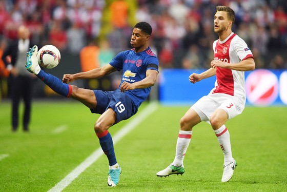 Giá trị đội hình Man.United (trái), cao gấp nhiều lần Ajax.