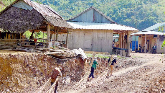 Sau khi nhường đất cho thủy điện chuyển đến nơi ở mới, đời sống của người dân huyện Tây Giang, Quảng Nam gặp rất nhiều khó khăn