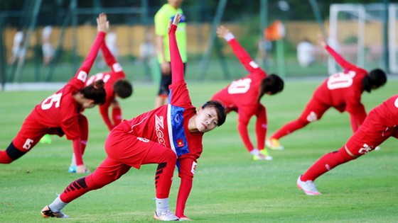 Các cầu thủ đội tuyển nữ Việt Nam tại buổi tập đầu tiên.