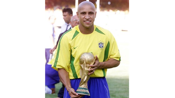 Carlos và cúp vô địch World Cup 2002.