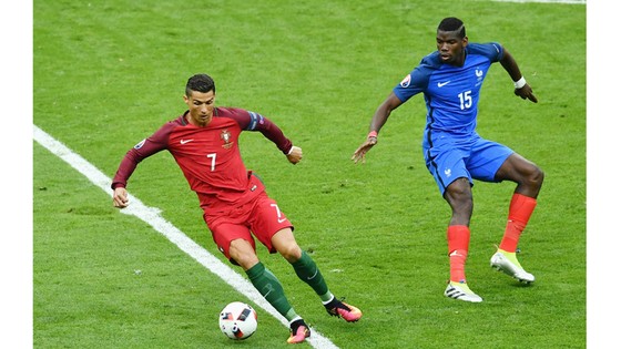 Cristiano Ronaldo (trái, Bồ Đào Nha) trong trận chung kết EURO 2016 với tuyển Pháp.