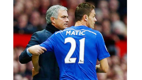 Jose Mourinho và Nemanja Matic khi còn ở Chelsea.