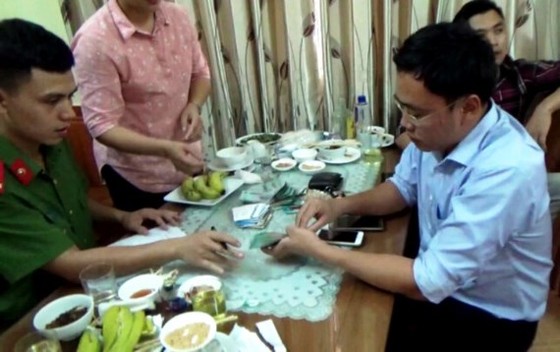 Lê Duy Phong bị bắt khi nhận 50 triệu đồng của một doanh nghiệp trên địa bàn Yên Bái vào trưa ngày 22-6