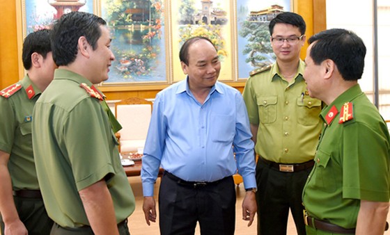 Thủ tướng trao đổi về công tác bảo vệ rừng với đại diện lực lượng kiểm lâm, công an. Ảnh: VGP