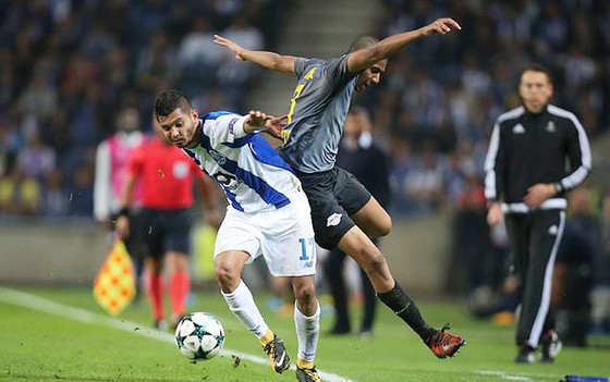Jesus Corona (trái, Porto) tranh bóng với Bernardo của Leipzig