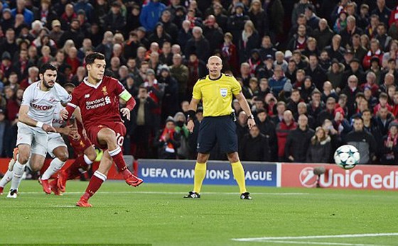 Coutinho (áo đỏ) lập hat-trick trong chiến thắng của Liverpool trước Spartak Moscow