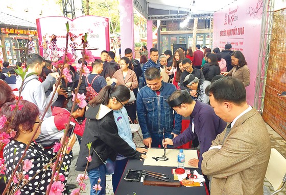 Du xuân đầu năm mới Mậu Tuất 2018: Đậm đà bản sắc dân tộc ảnh 3