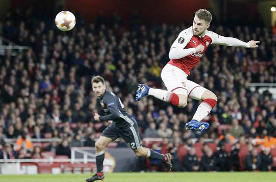 Ramsey (phải, Arsenal) trong pha dứt điểm trước khung thành thủ môn Igor Akinfeev