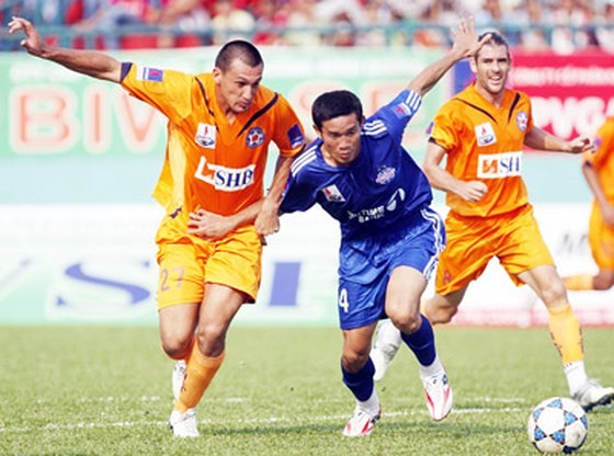 SHB Đà Nẵng (áo cam) trong trận đấu với Bình Dương.