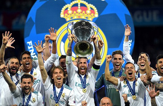 Các cầu thủ Real Madrid nâng cao chiếc cúp vô địch
