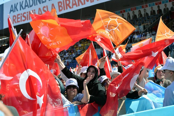 Người dân Thổ Nhĩ Kỳ tham gia các cuộc mít tinh vận động tranh cử ở Ankara