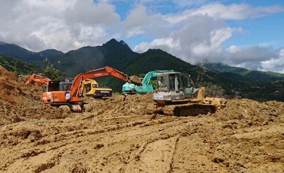 Huyện Mường Lát vẫn bị chia cắt do đường giao thông bị sạt, lở ảnh 2