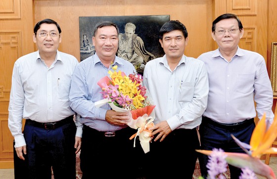Lãnh đạo Ban Nội chính Thành ủy TPHCM tặng hoa phóng viên Đỗ Trà Giang. Ảnh: VIỆT DŨNG