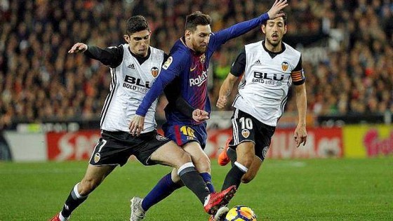 Messi (giữa) trong cuộc đối đầu với Valencia trước đây