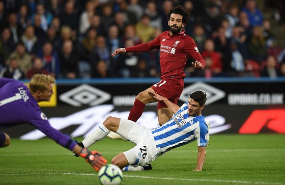 Tiền đạo Salah (áo đỏ) ghi bàn thắng duy nhất mang lại chiến thắng cho Liverpool trước Huddersfield.