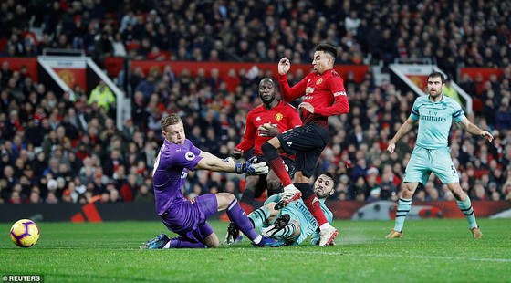 Chelsea “phơi áo” trước Wolverhampton, Man.United chia điểm với Arsenal ảnh 1