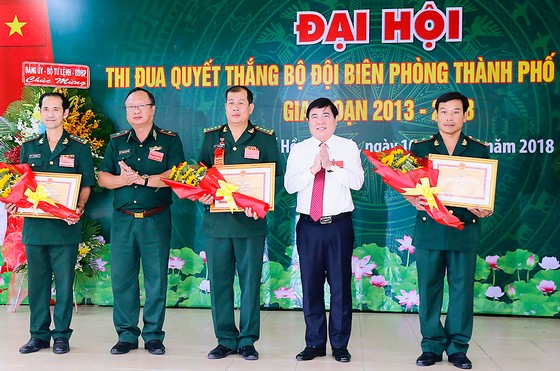 Chủ tịch UBND TPHCM Nguyễn Thành Phong tặng hoa và Bằng khen cho các tập thể, cá nhân có thành tích xuất sắc