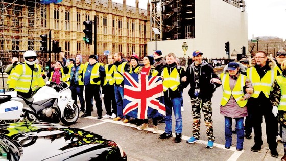 Những người Áo vàng biểu tình ở London, Anh