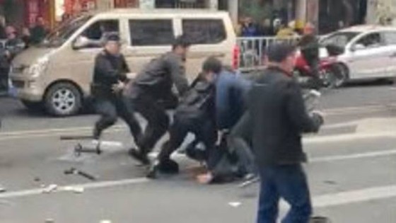 Hình ảnh từ một video trên mạng cho thấy cảnh sát bắt kẻ tấn công bằng xe buýt ở tỉnh Phúc Kiến, Trung Quốc, ngày 25-12-2018