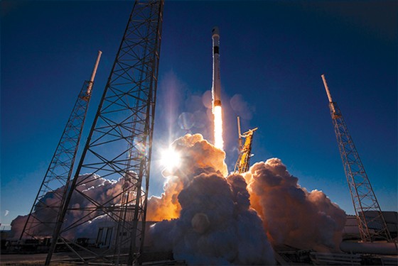 SpaceX phóng thành công vệ tinh quân sự đầu tiên