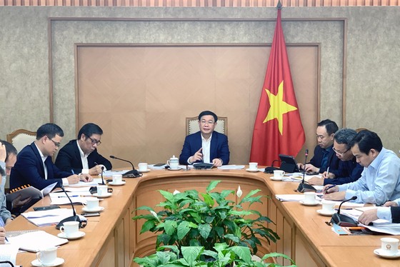 Phó Thủ tướng Vương Đình Huệ chủ trì cuộc họp. Ảnh: VGP/Thành Chung